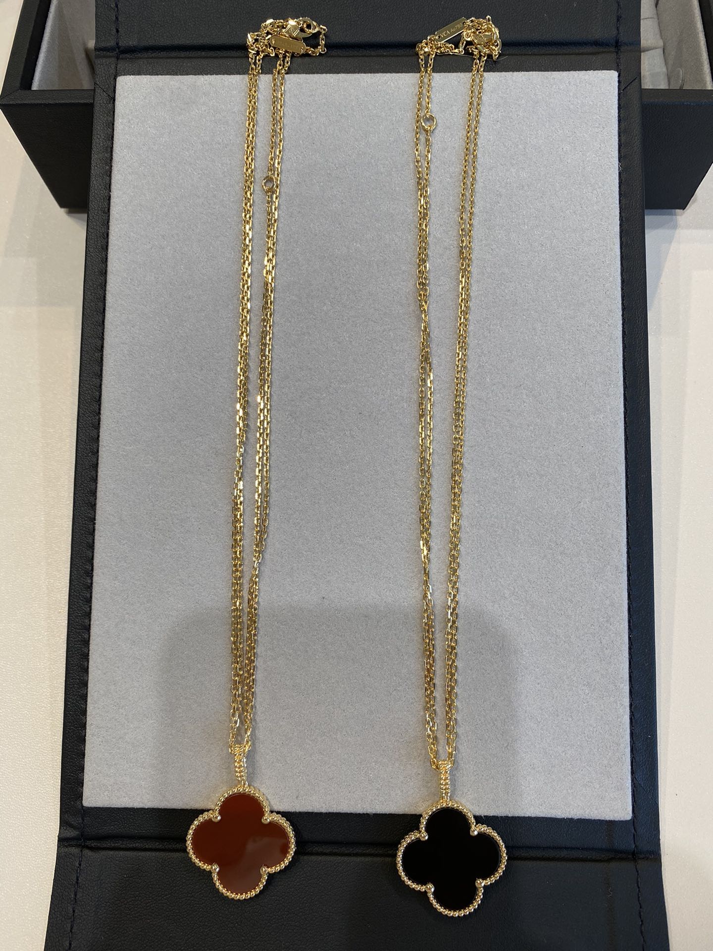 ¡®Aura Jewels¡¯CLOVER 25MM NECKLACE GOLD CARNELIAN