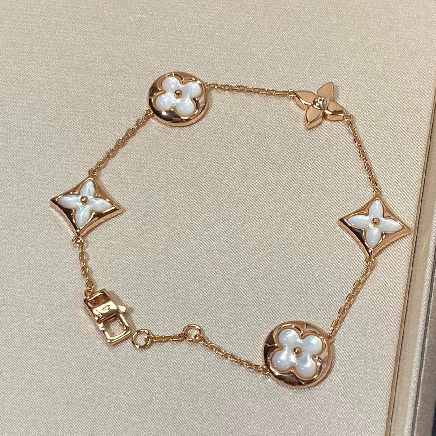 ¡®Aura Jewels¡¯STAR AND SUN 5 MOTIF MOP PINK GOLD BRACELET