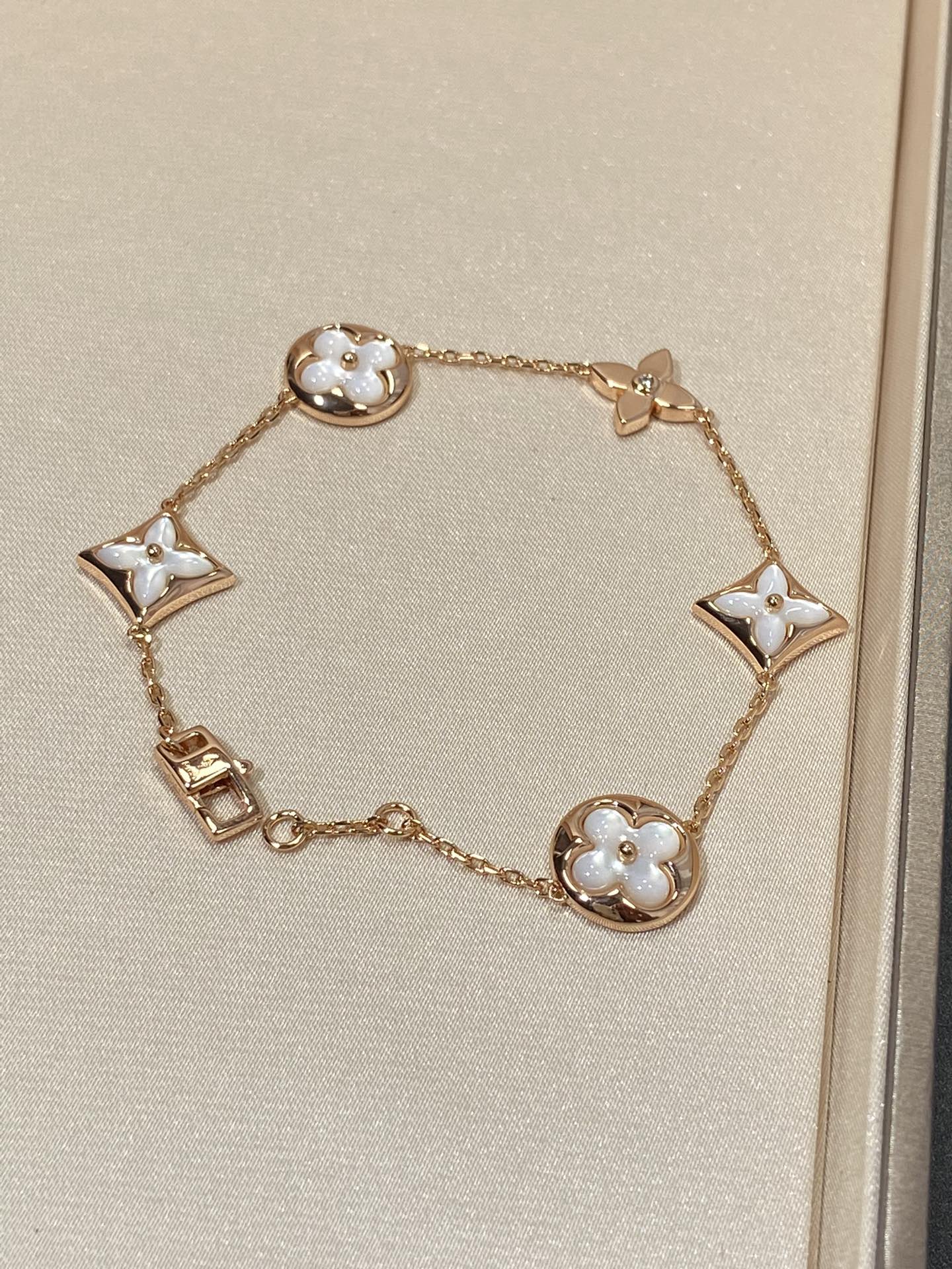¡®Aura Jewels¡¯STAR AND SUN 5 MOTIF MOP PINK GOLD BRACELET