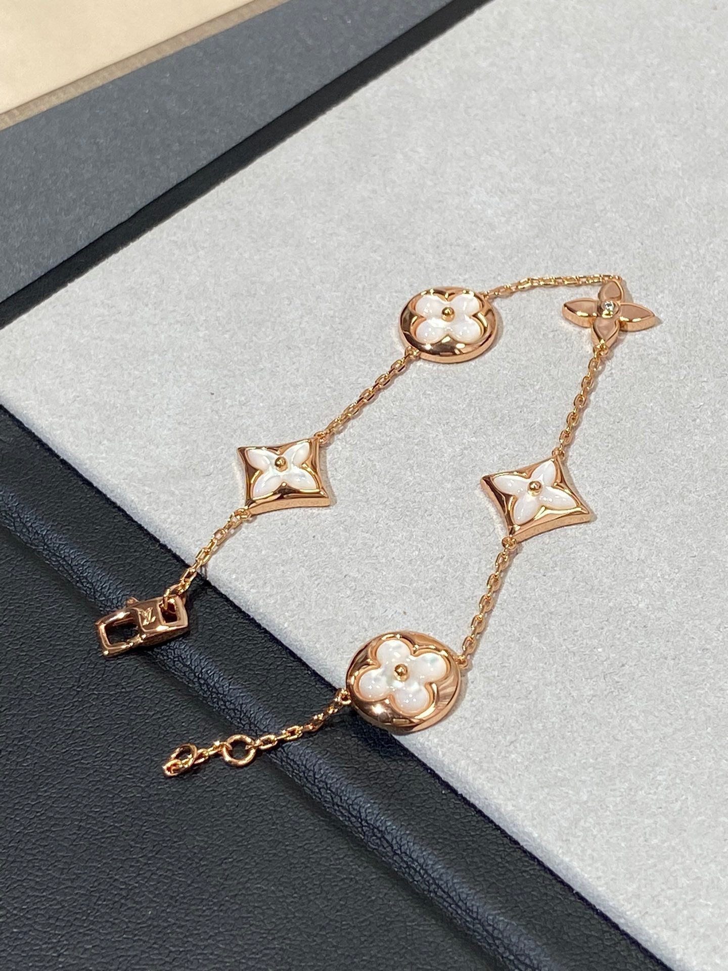 ¡®Aura Jewels¡¯STAR AND SUN 5 MOTIF MOP PINK GOLD BRACELET