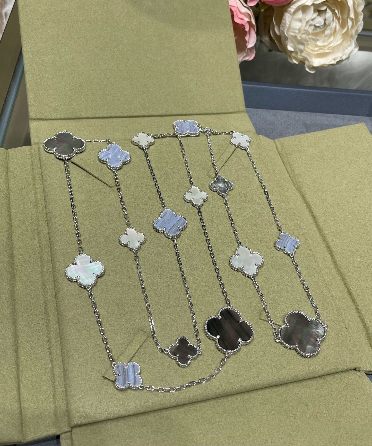 ¡®Aura Jewels¡¯CLOVER 16 MOTIF CHALCEDONY MOP SILVER NECKLACE