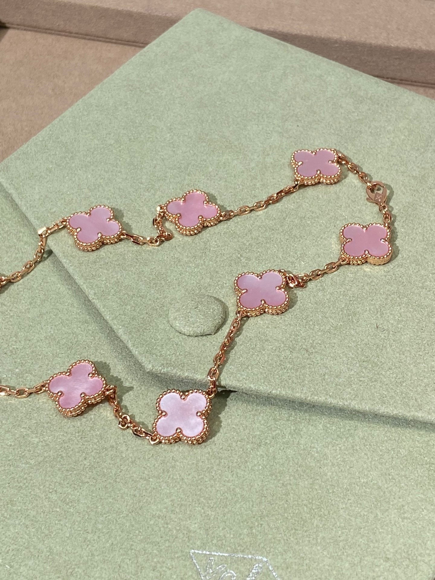 [Aura Jewels] Pink Necklace with Ten Clover Designs
