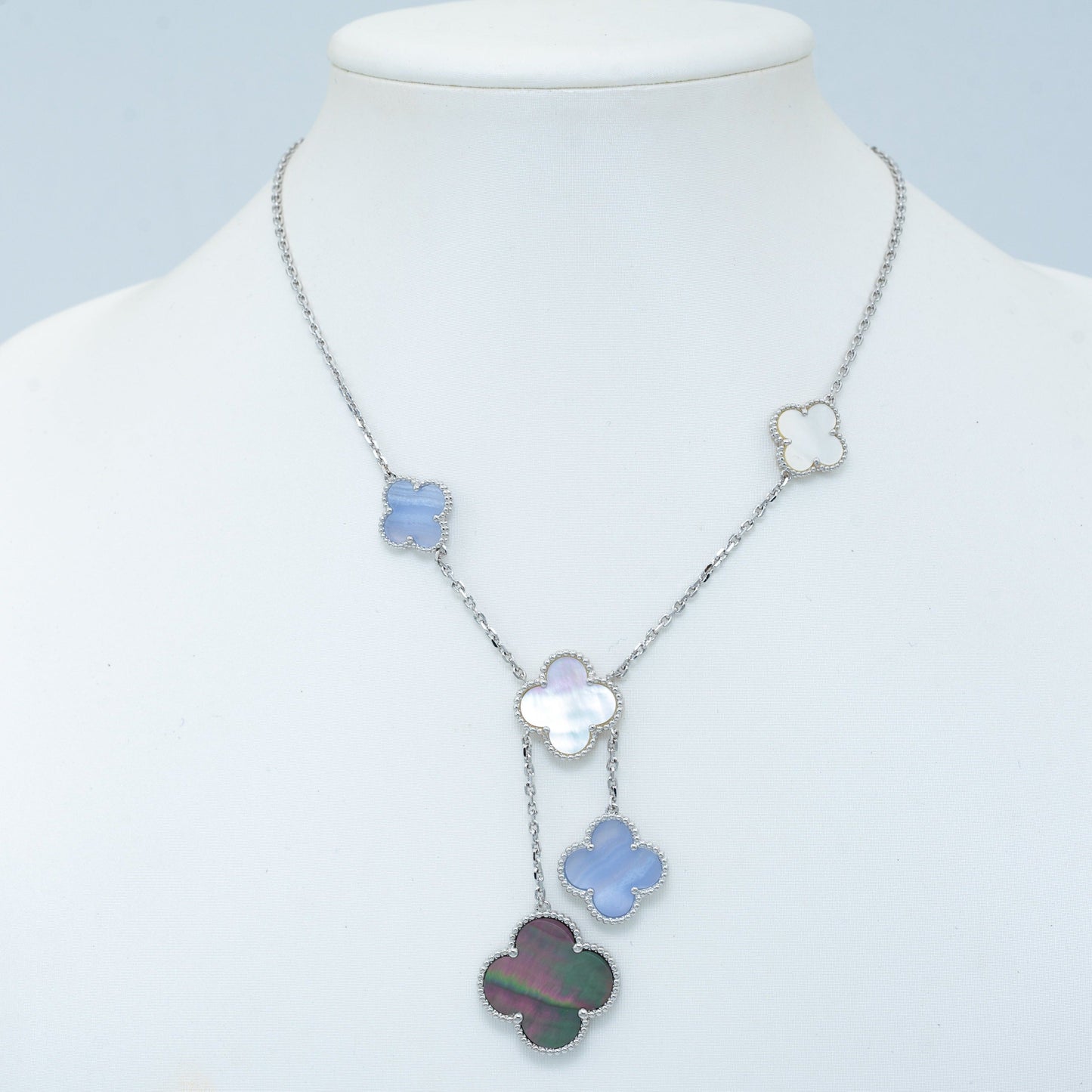 ¡®Aura Jewels¡¯CLOVER MOP CHALCEDONY NECKLACE SILVER 6 MOTIF